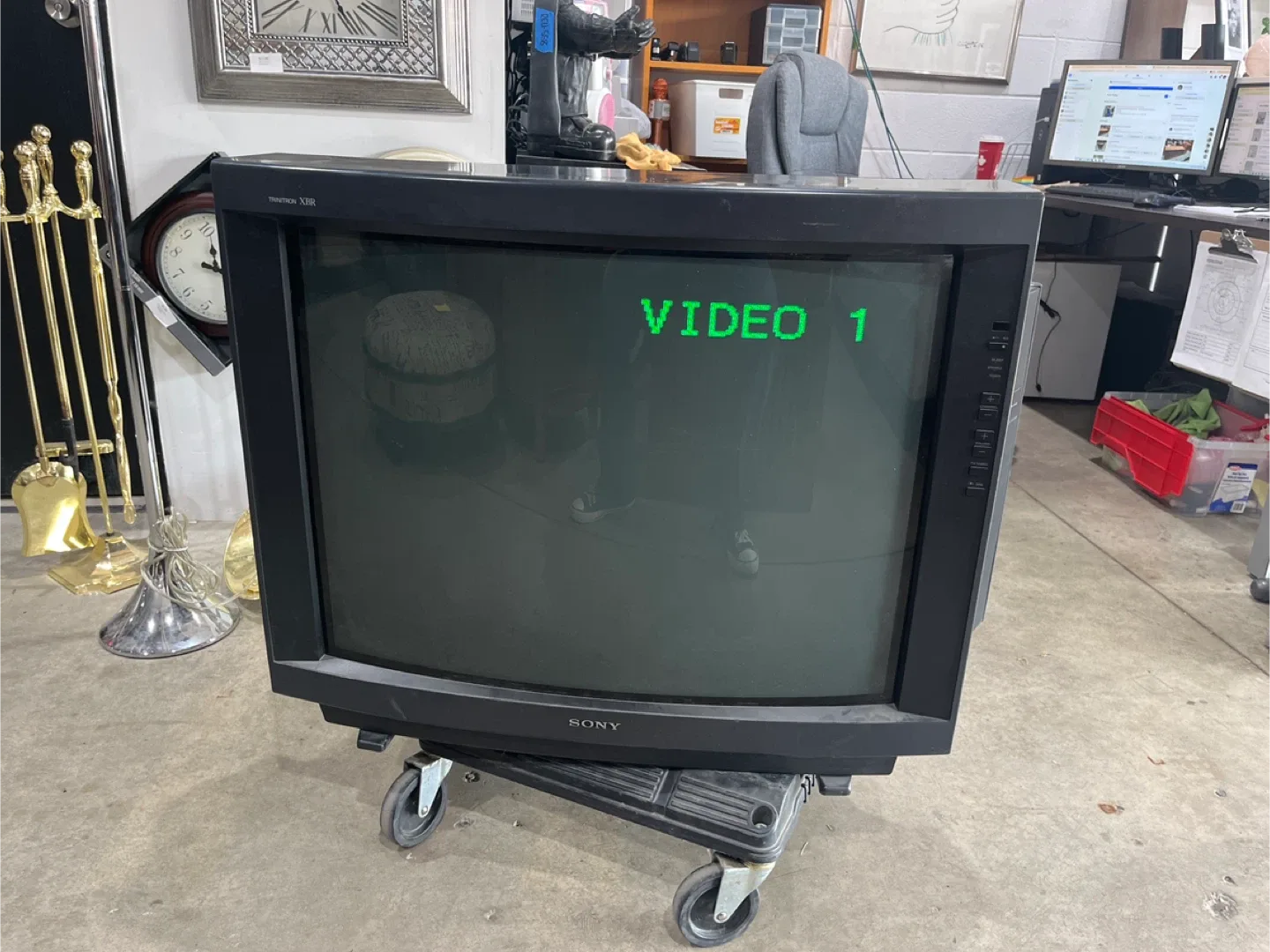 Sony Trinitron Colour TV KV-32XBR10 thumbnail