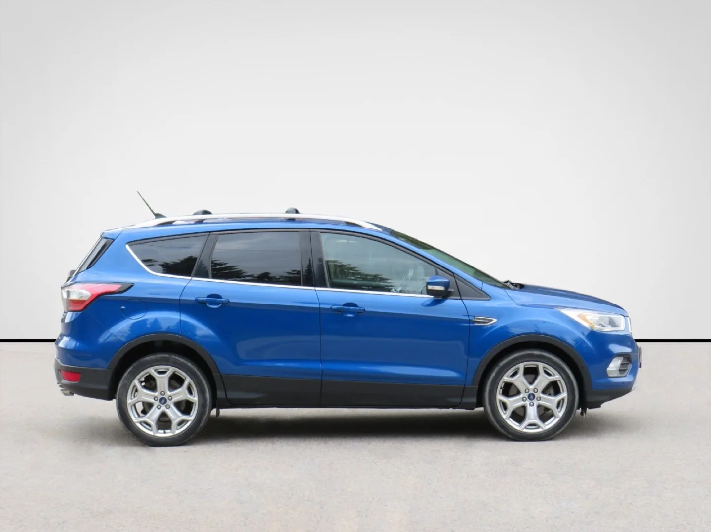 2017 Ford Escape Titanium - Blue SUV image indicator(3)
