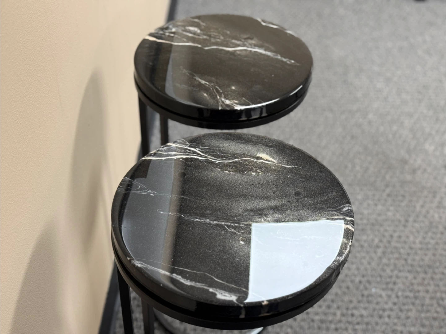 Set of 2 Black Epoxy-resin Top Side Cigar CTables - photo 3