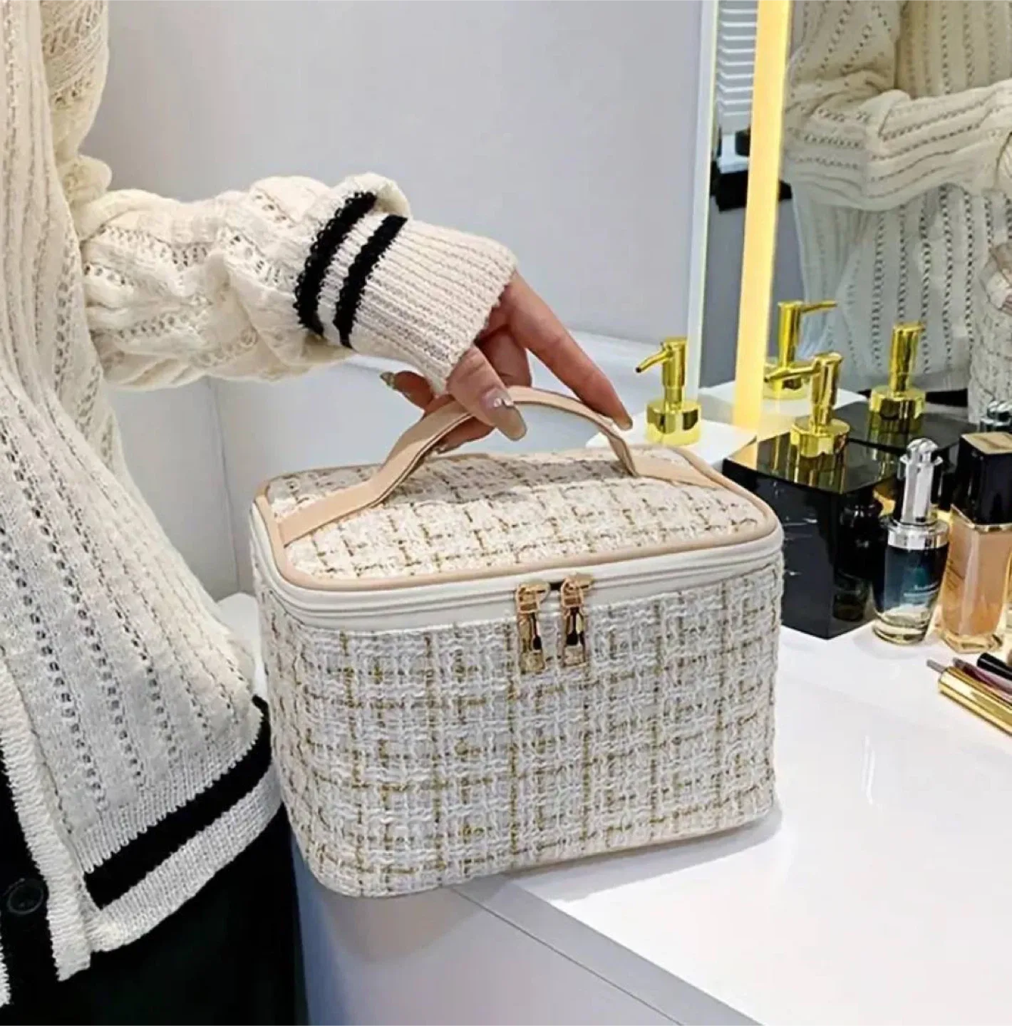 Makeup Bag with Handle and Zipper thumbnail