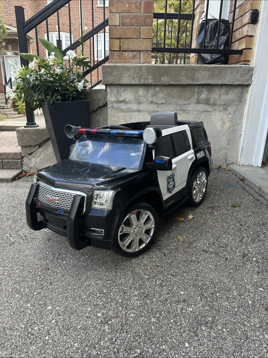 GMC Yukon Police Ride-On Car - photo 3