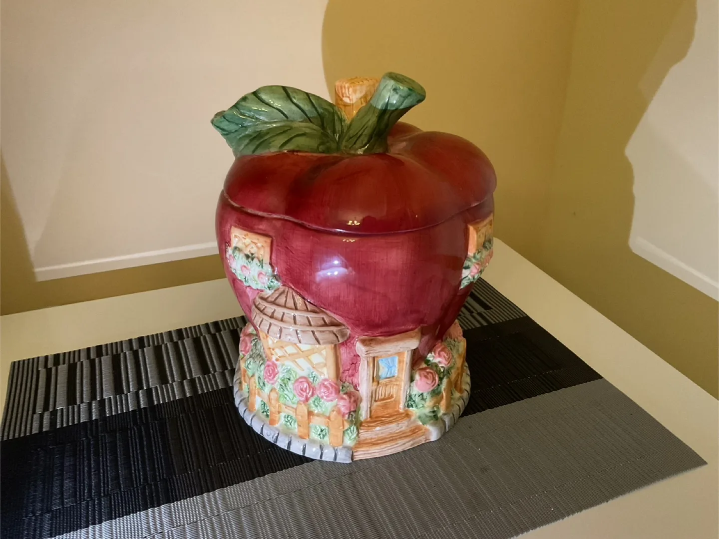 Apple Shaped Cookie Jar thumbnail