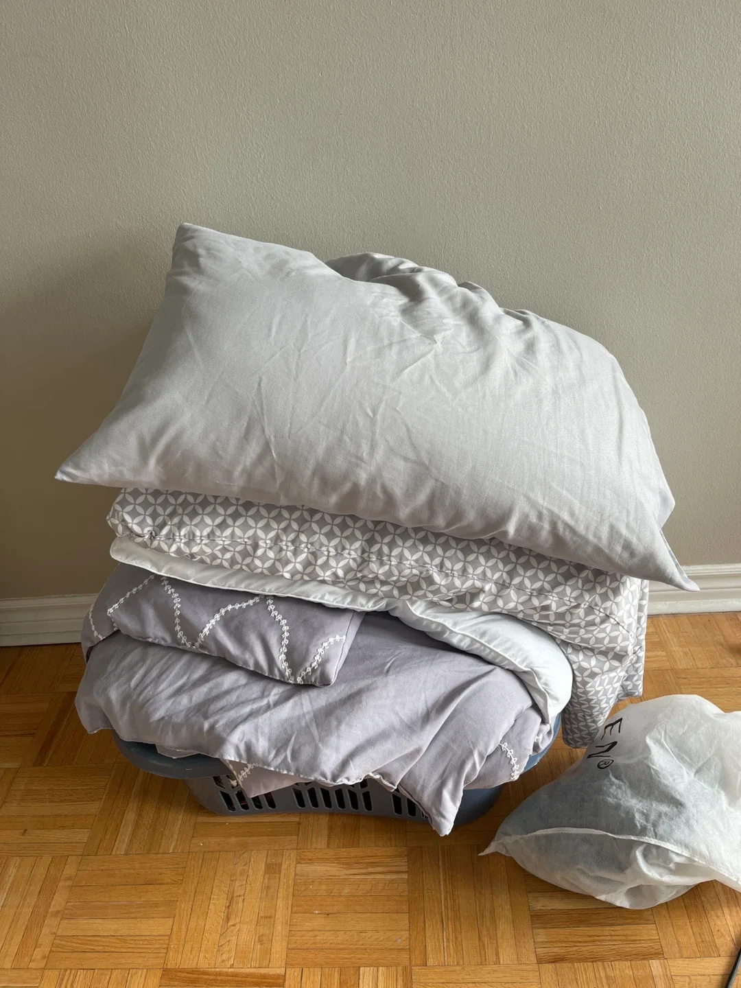 4 pillows 🥕 thumbnail
