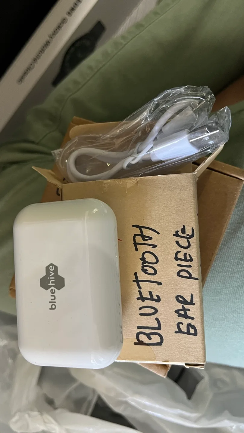 Bluehive Bluetooth Ear Piece - Like New! thumbnail