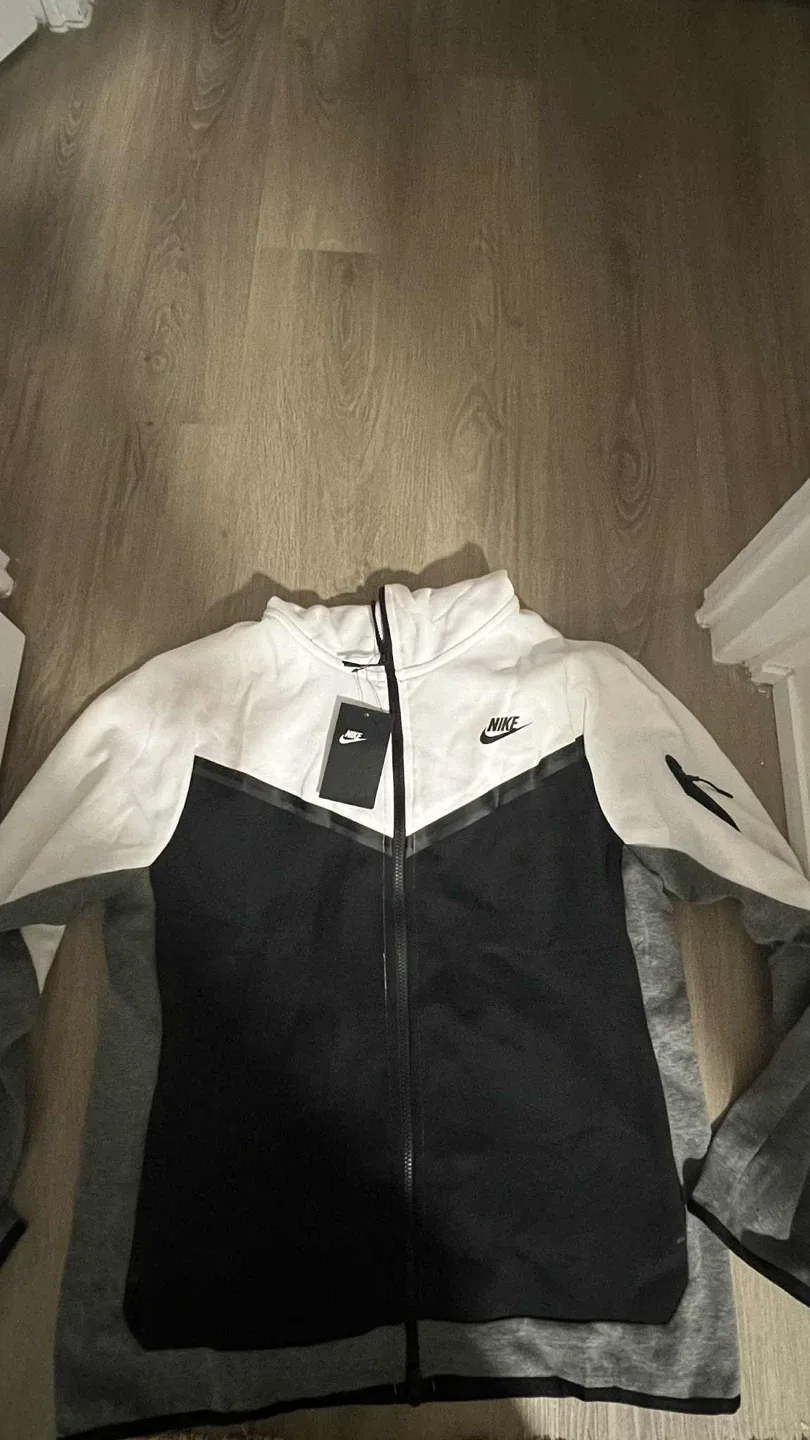 Nike Tech Fleece Grey Joggers & Jacket thumbnail