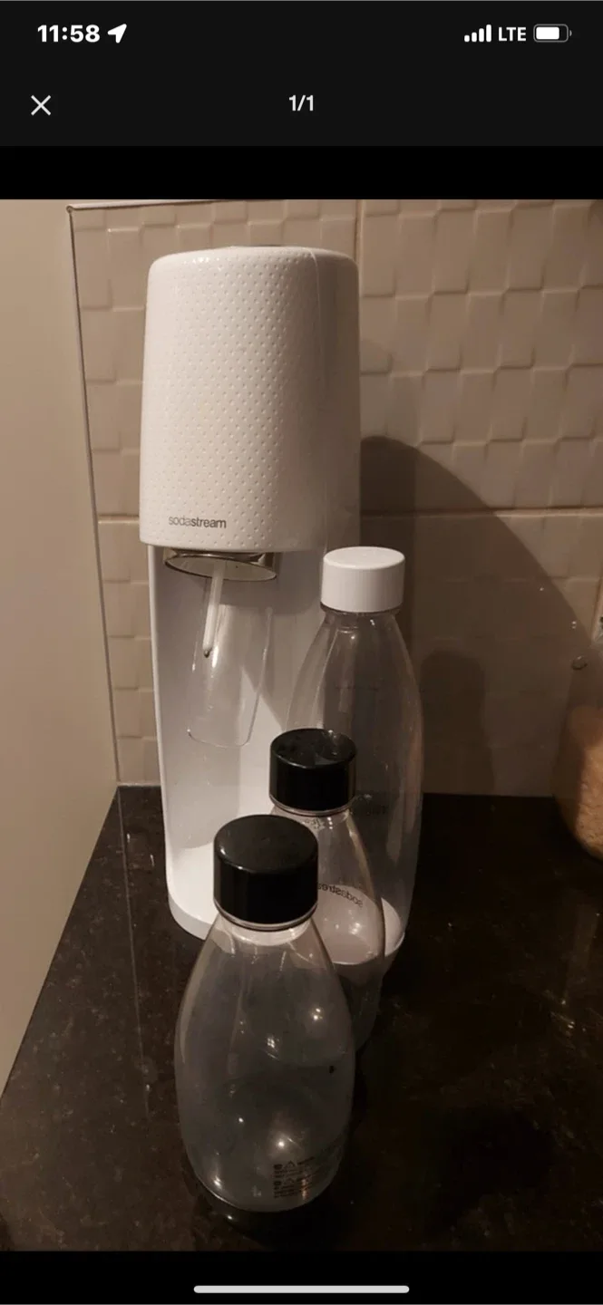 🥕 SodaStream Sparkling Water Maker + Bottles thumbnail