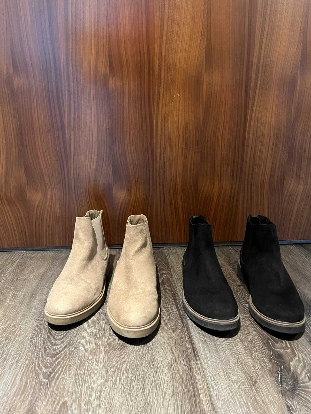 Moving Sale‼️Chelsea Boots - Size 6 - Black & Beige thumbnail