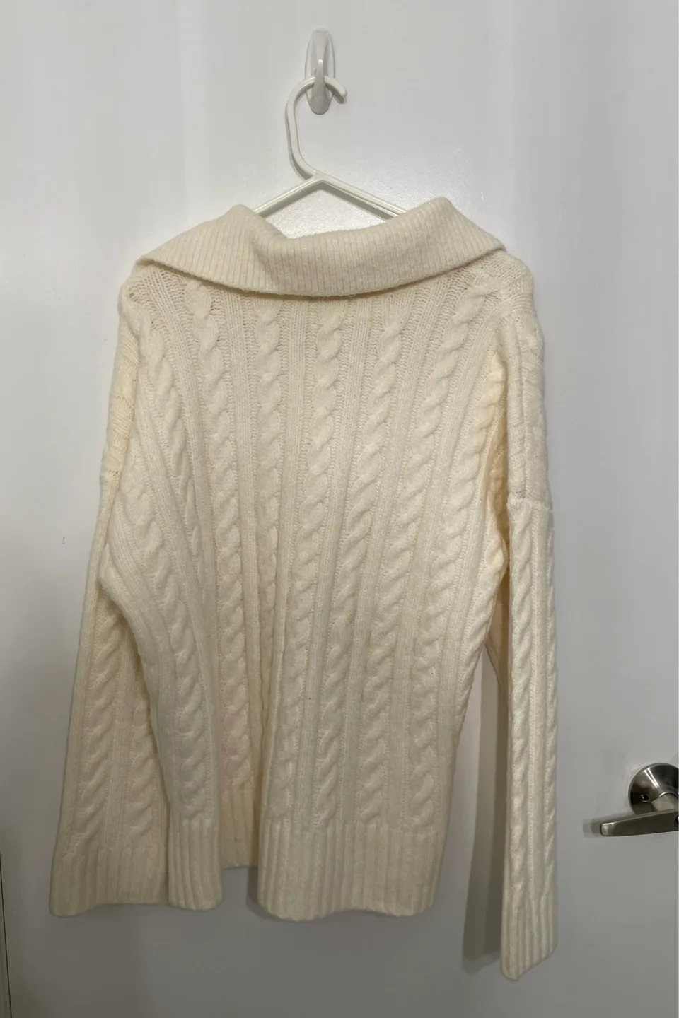 BRAND NEW - Abercrombie & Fitch Sweater image indicator(2)