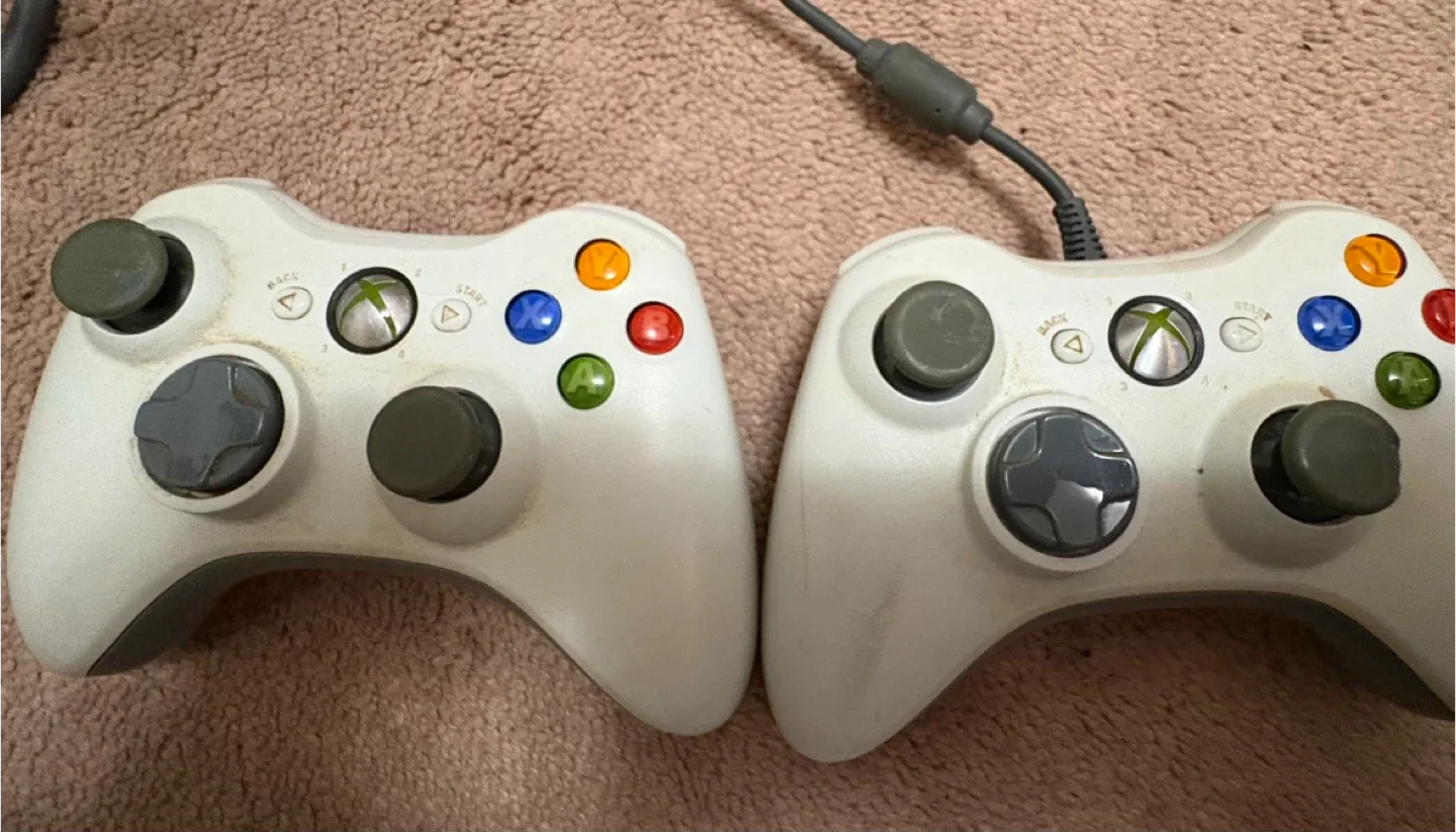 White Xbox 360 with Two Controllers image indicator(4)
