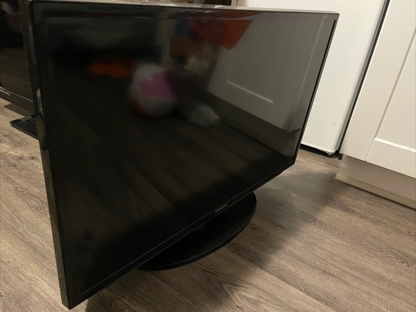 Samsung UN32EH5300 32" 1080p LED-LCD HDTV with Wi-Fi® image indicator(2)