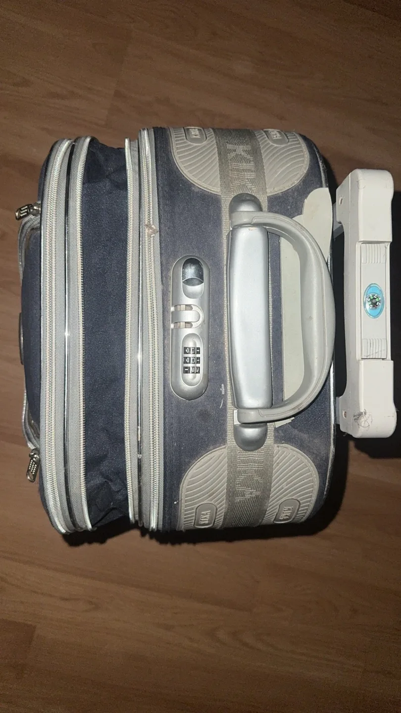 Kika Wheeled Carry-On Luggage image indicator(3)