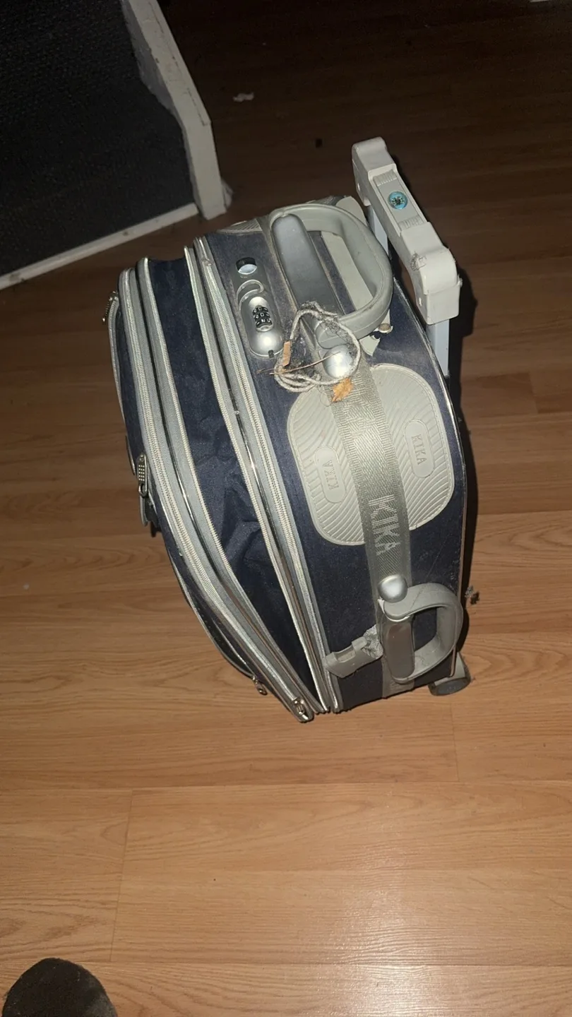 Kika Wheeled Carry-On Luggage image indicator(2)