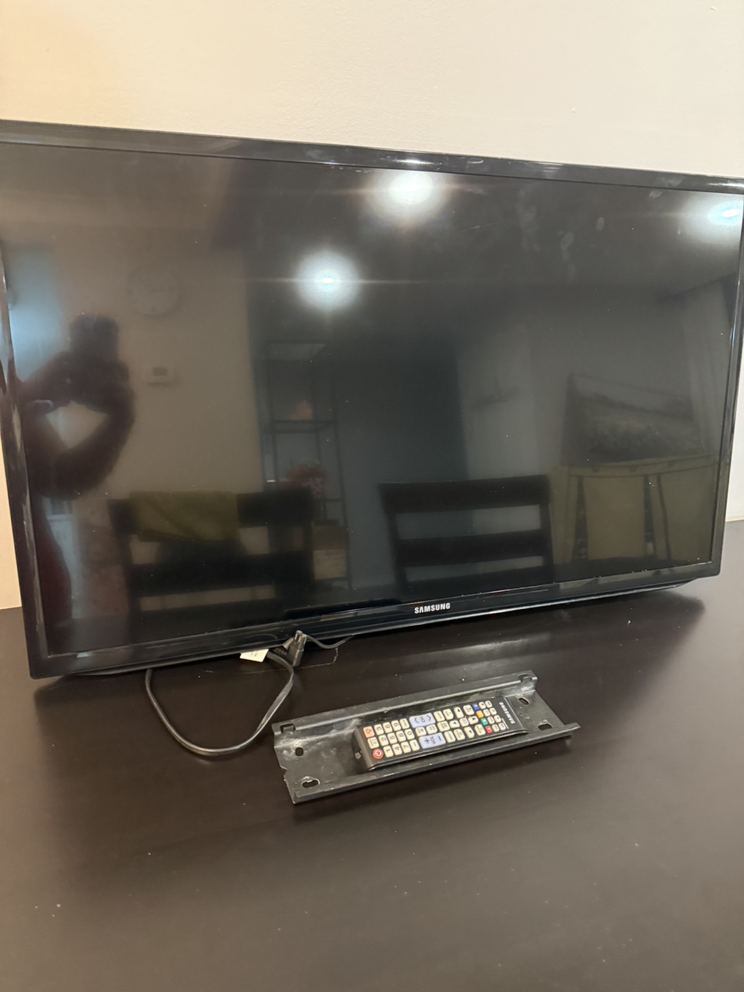 Samsung TV with Remote - photo 2