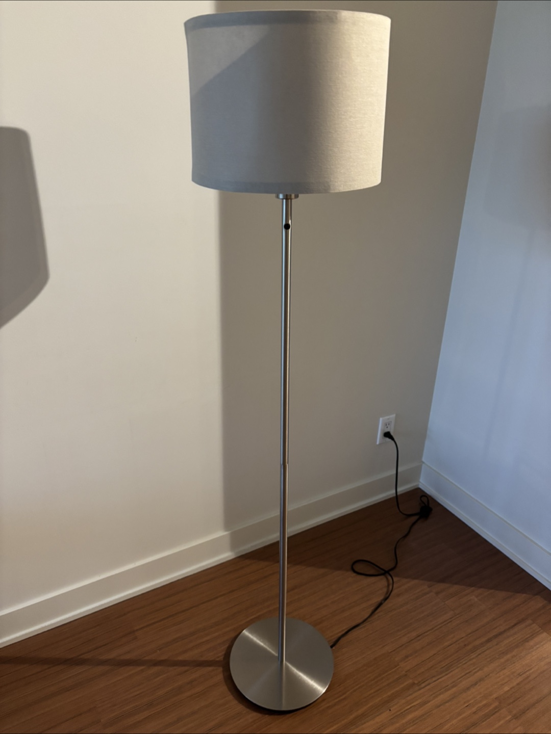 For Sale: Stylish Floor Lamp with Warm, Cozy Glow - photo 3