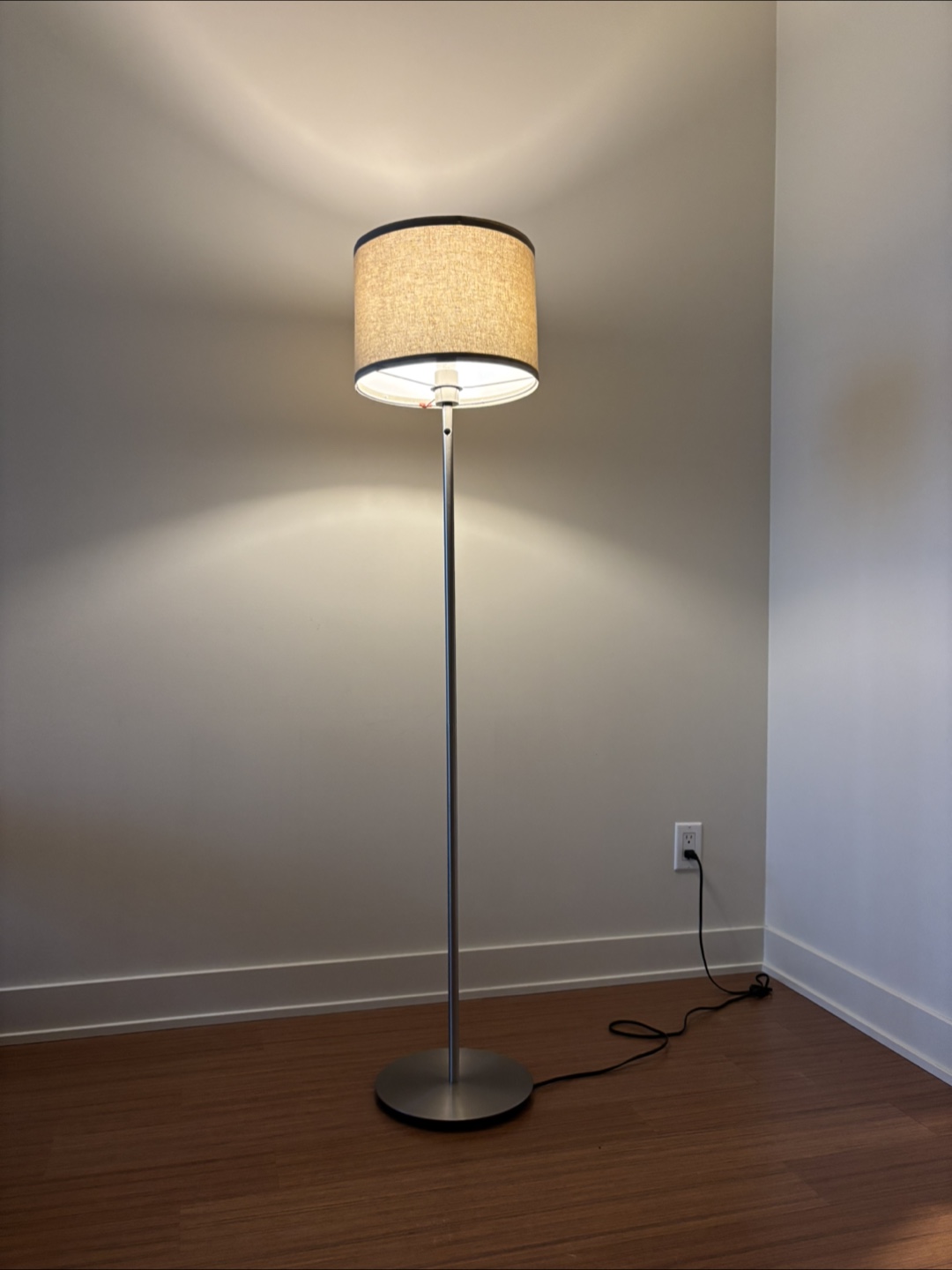 For Sale: Stylish Floor Lamp with Warm, Cozy Glow - photo 4