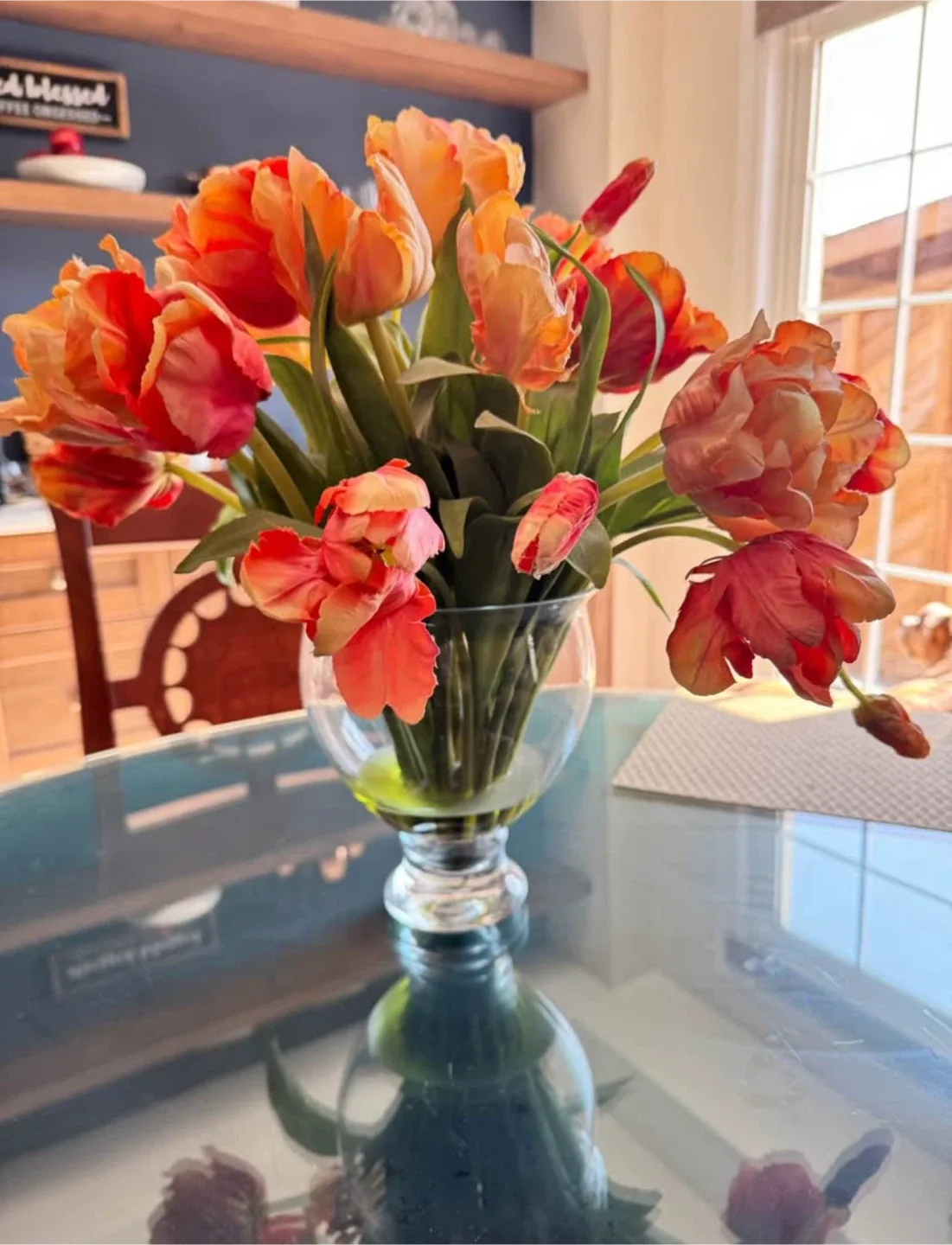 Glass vase with tulips thumbnail