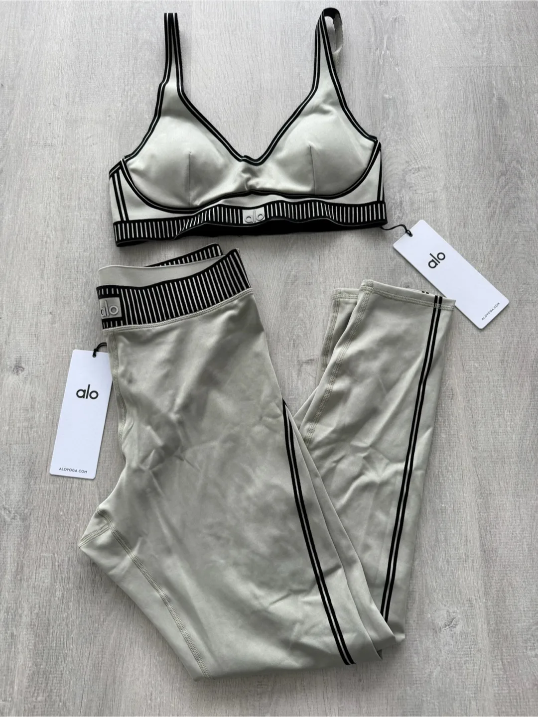 ALO Yoga Airlift Line Up Set - Limestone, Small thumbnail