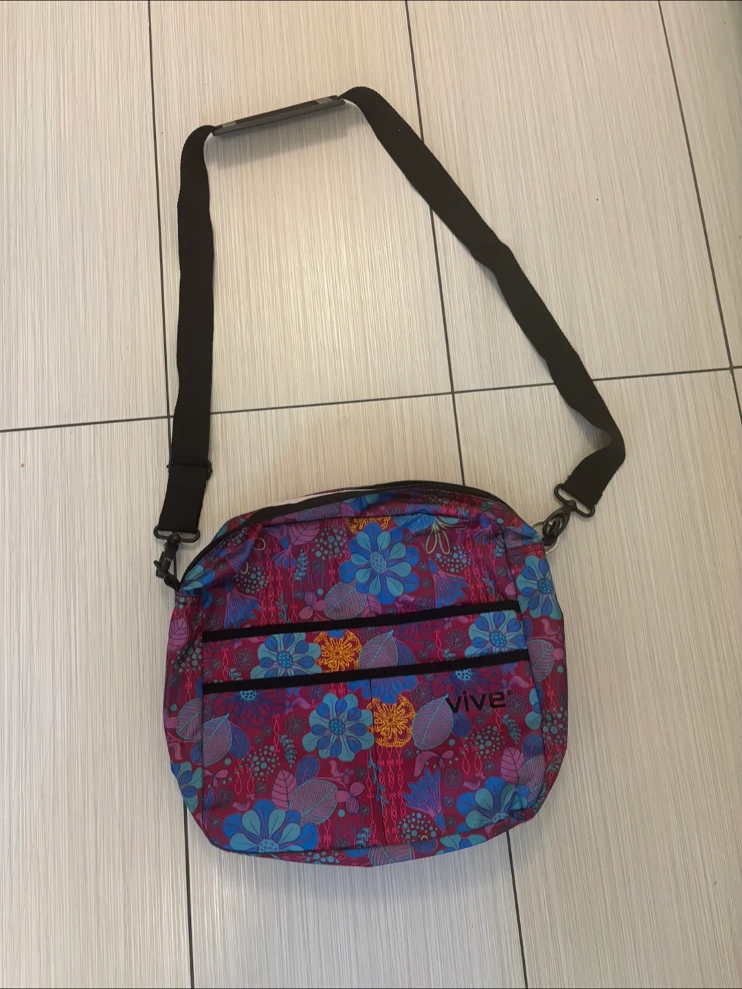 Vive Floral Pattern Shoulder Bag thumbnail