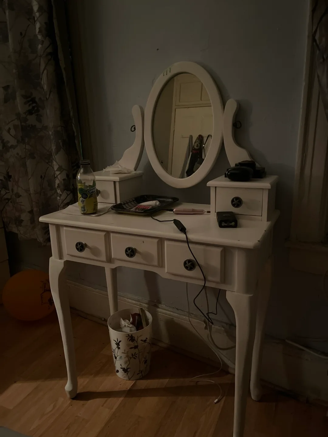 White Vanity Table with Mirror image indicator(2)