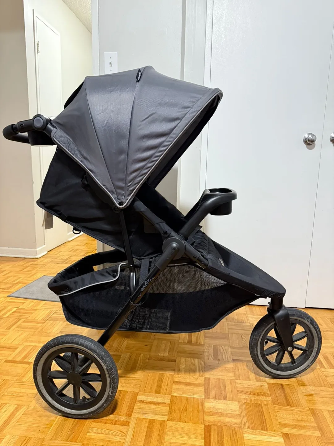 MOVING OUT SALE!! Evenflo Stroller & Car Seat Combo thumbnail