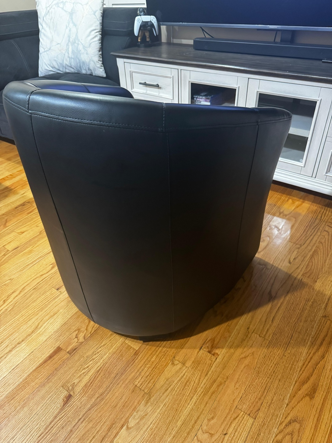 Black Leather Barrel Chair - photo 2