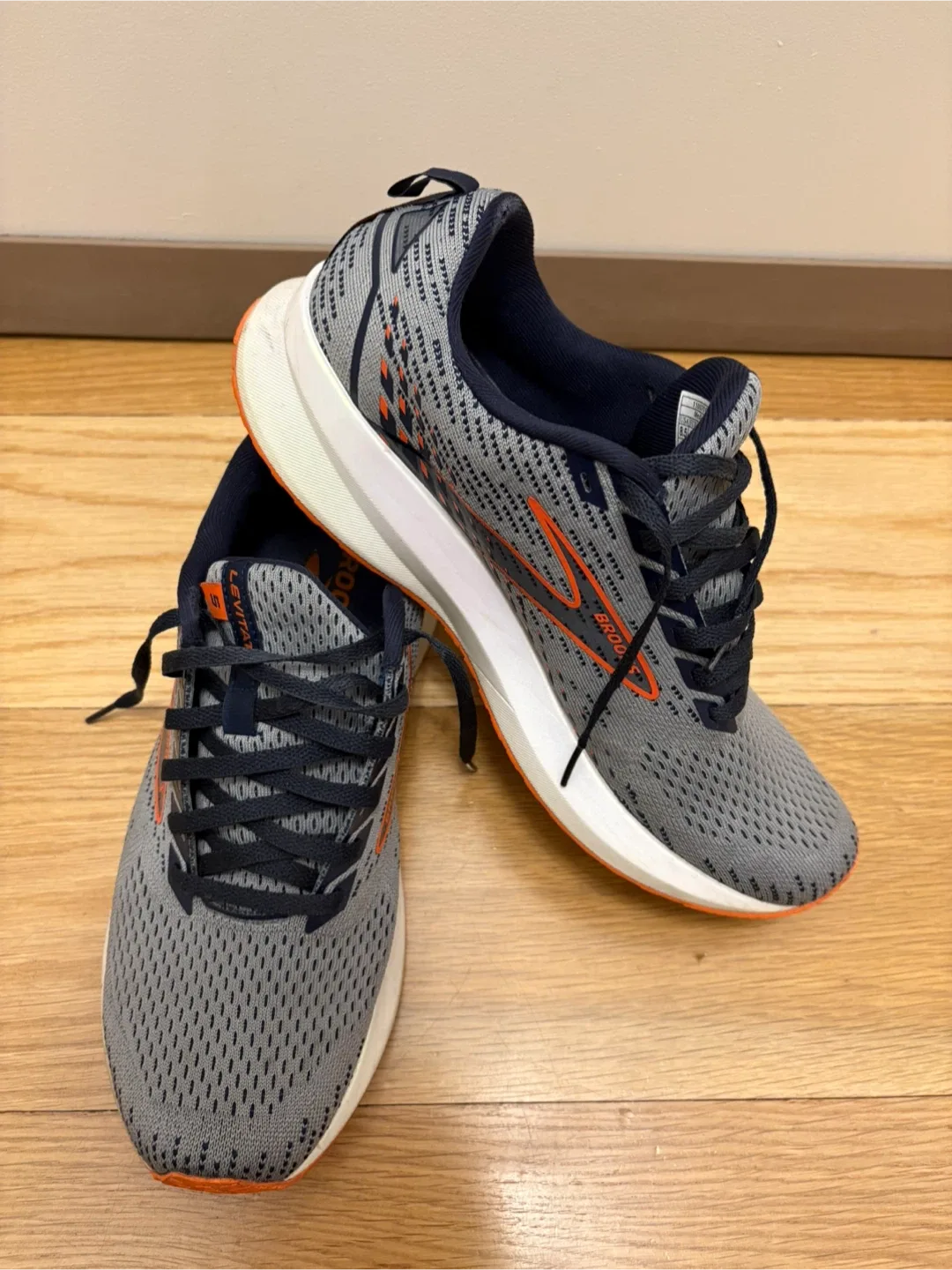 Brooks Levitate 5 Running Shoes - Gray image indicator(2)