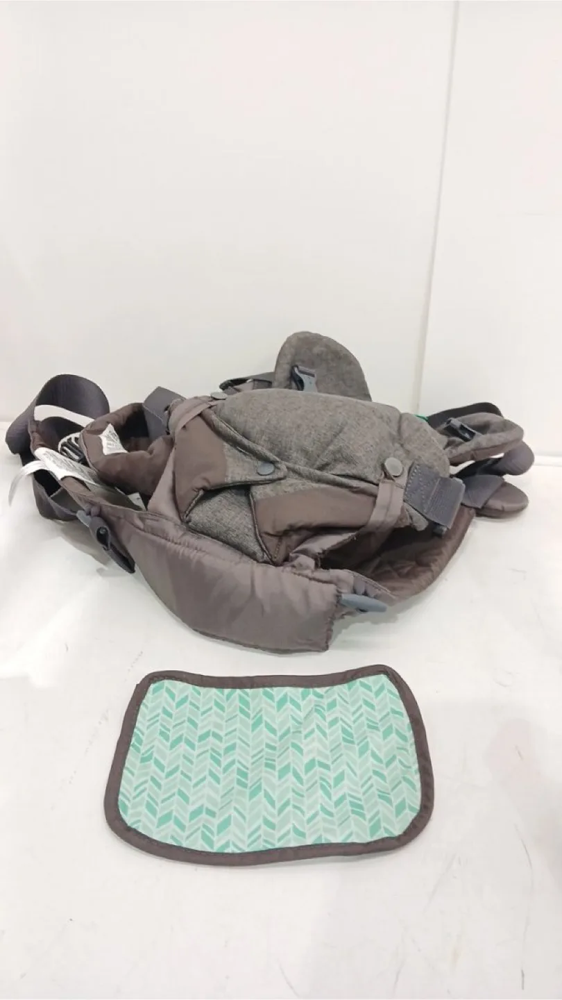 INFANTINO FLIP 4-IN-1 CONVERTIBLE CARRIER WITH WONDER COVER BIB image indicator(2)