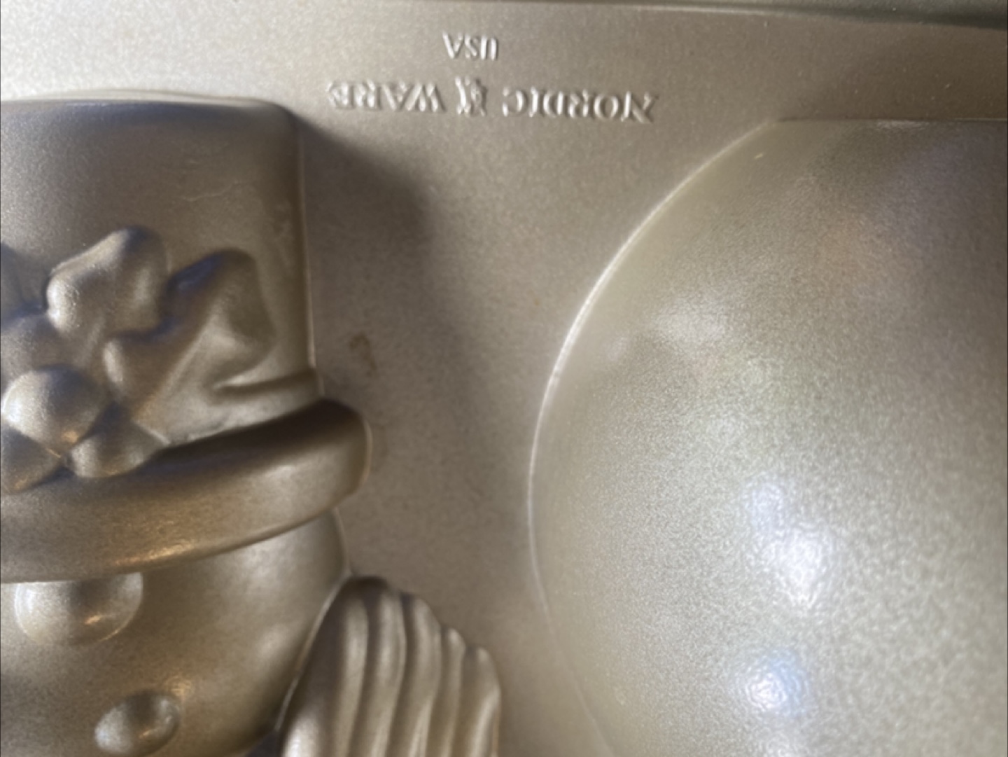 Nordic Ware Snowman Cake Pan - photo 3