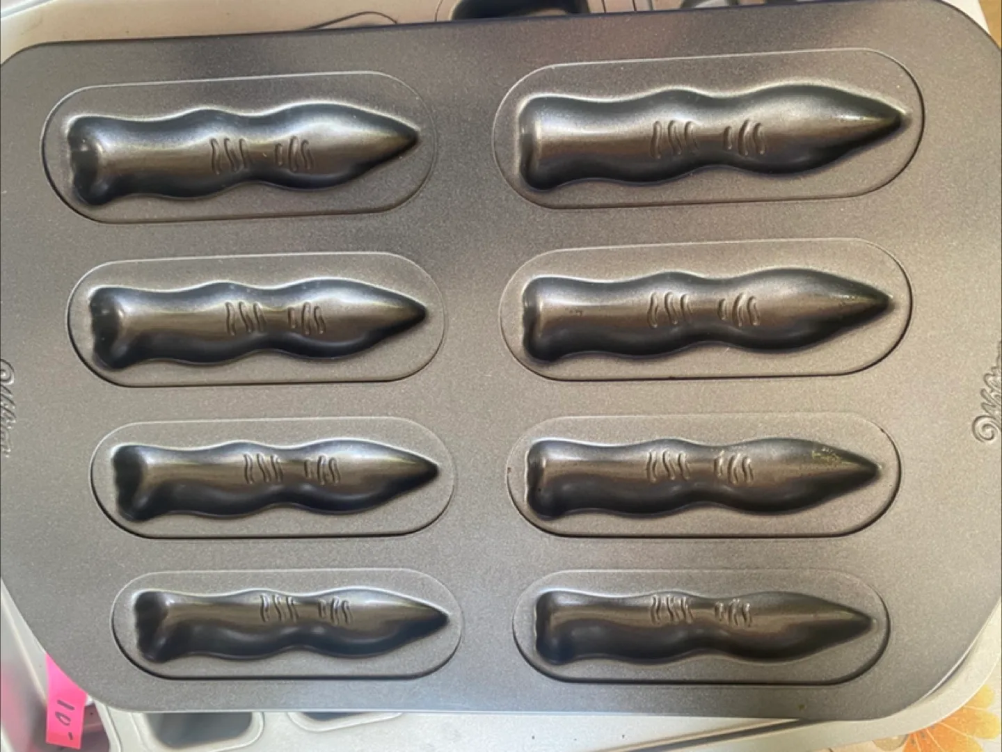 Wilton Shark Fin Novelty Pan - fingers thumbnail