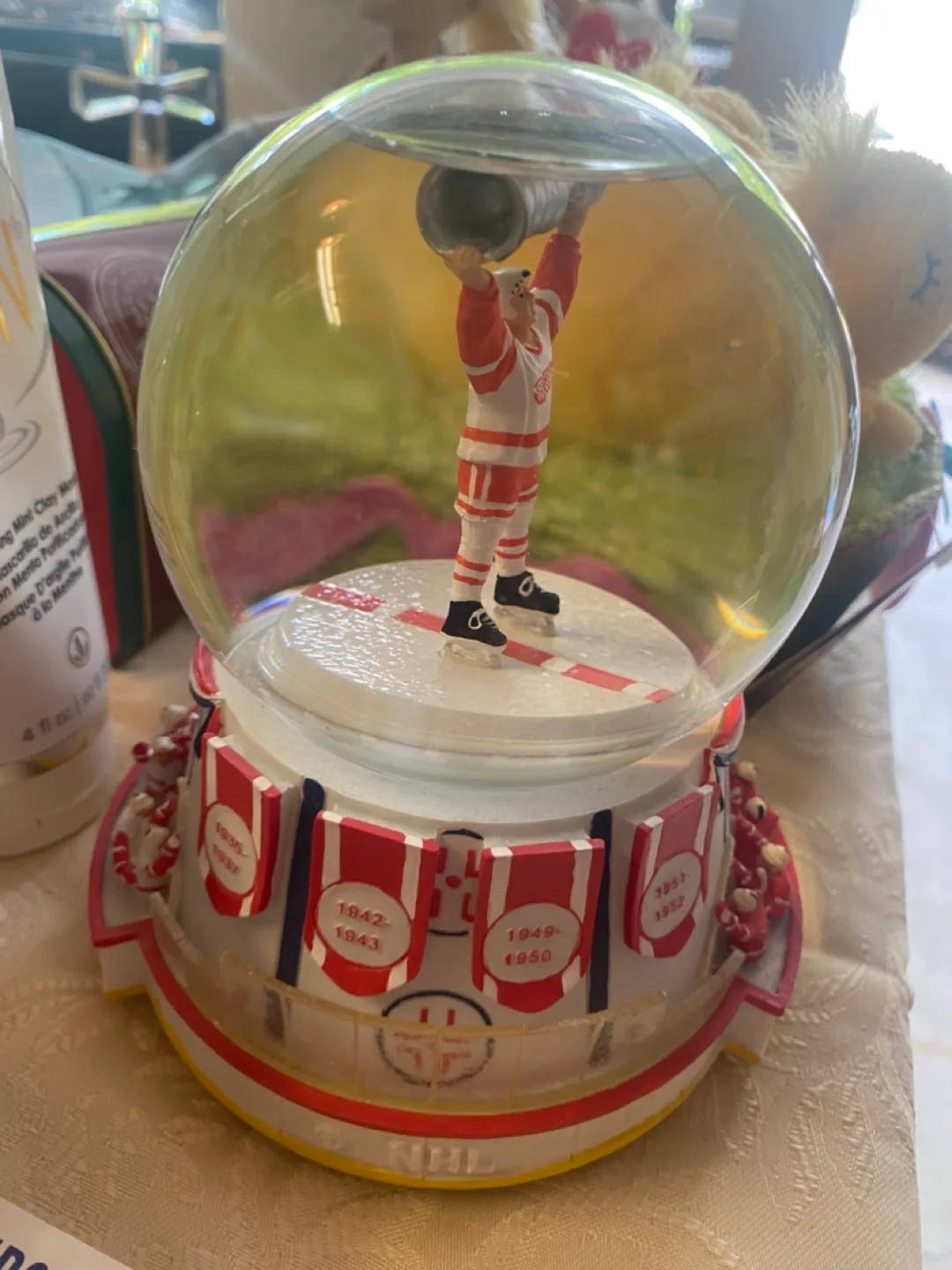 NHL Detroit Red Wings Snow Globe image indicator(2)