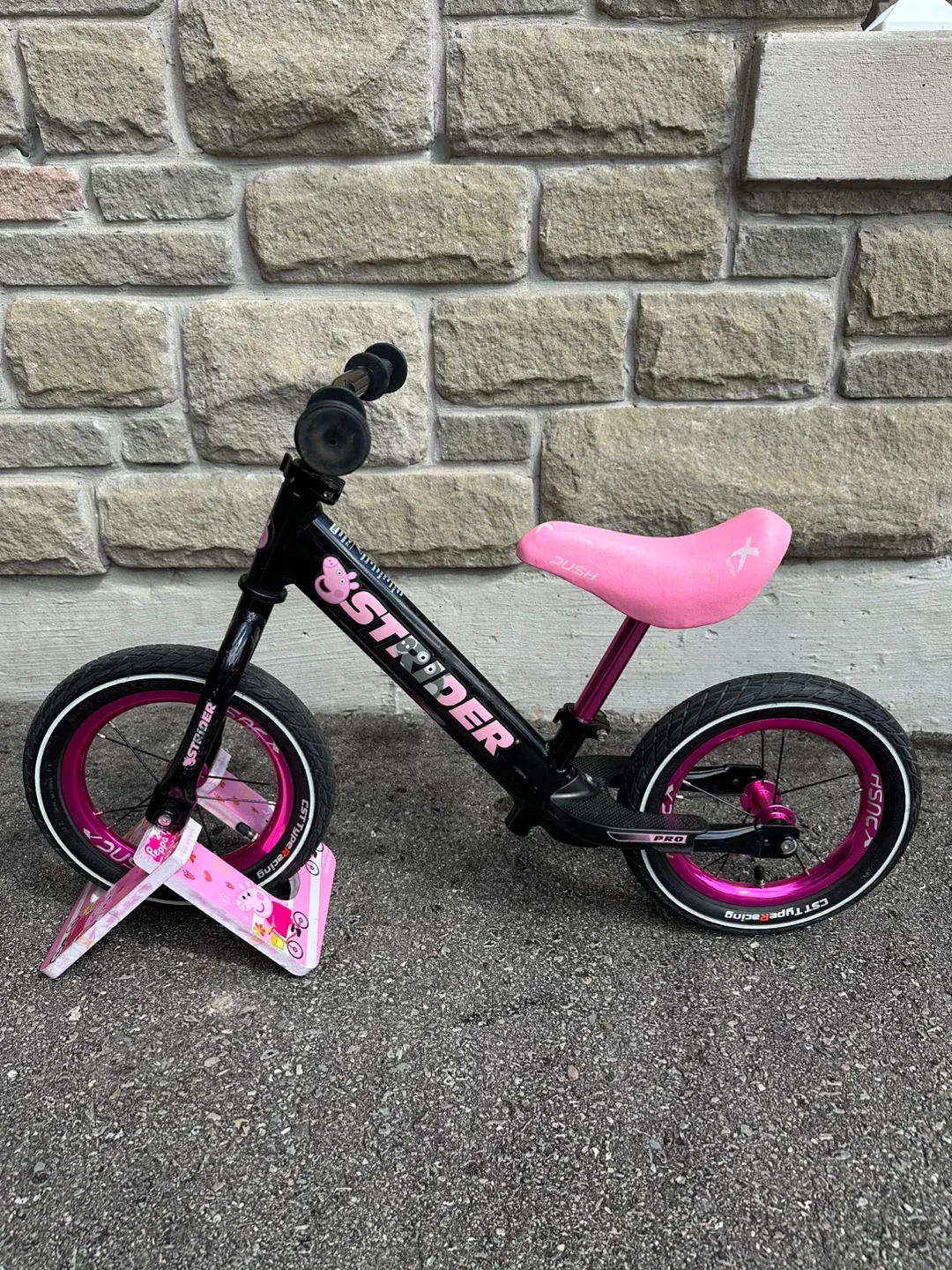 Strider 12 Pro Balance Bike - Black & Pink image indicator(2)