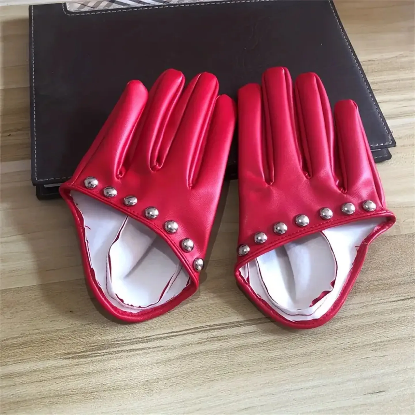 Short half finger gloves with rivets image indicator(4)