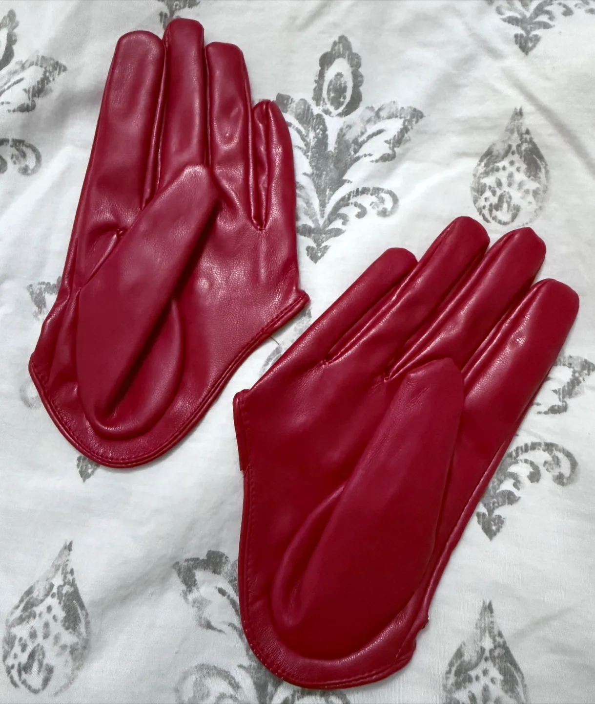 Short half finger gloves with rivets image indicator(3)