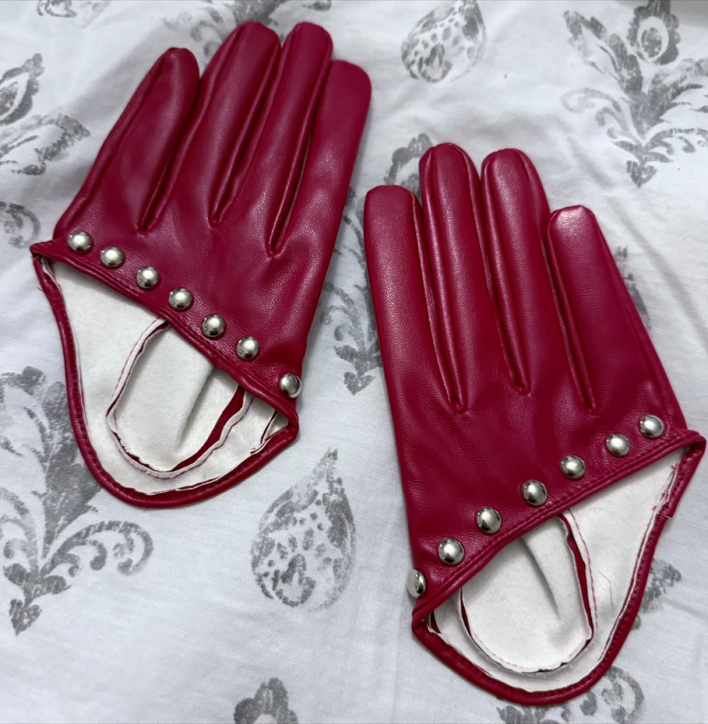 Short half finger gloves with rivets image indicator(2)