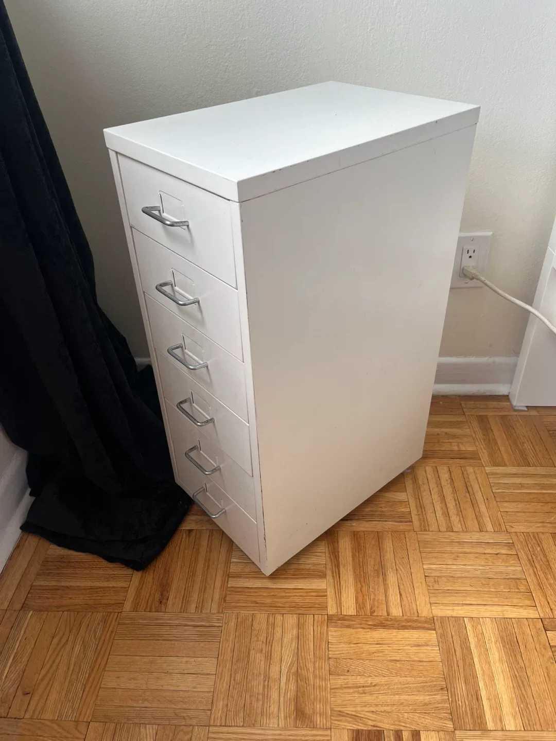 White Metal Filing Cabinet with 6 Drawers image indicator(2)