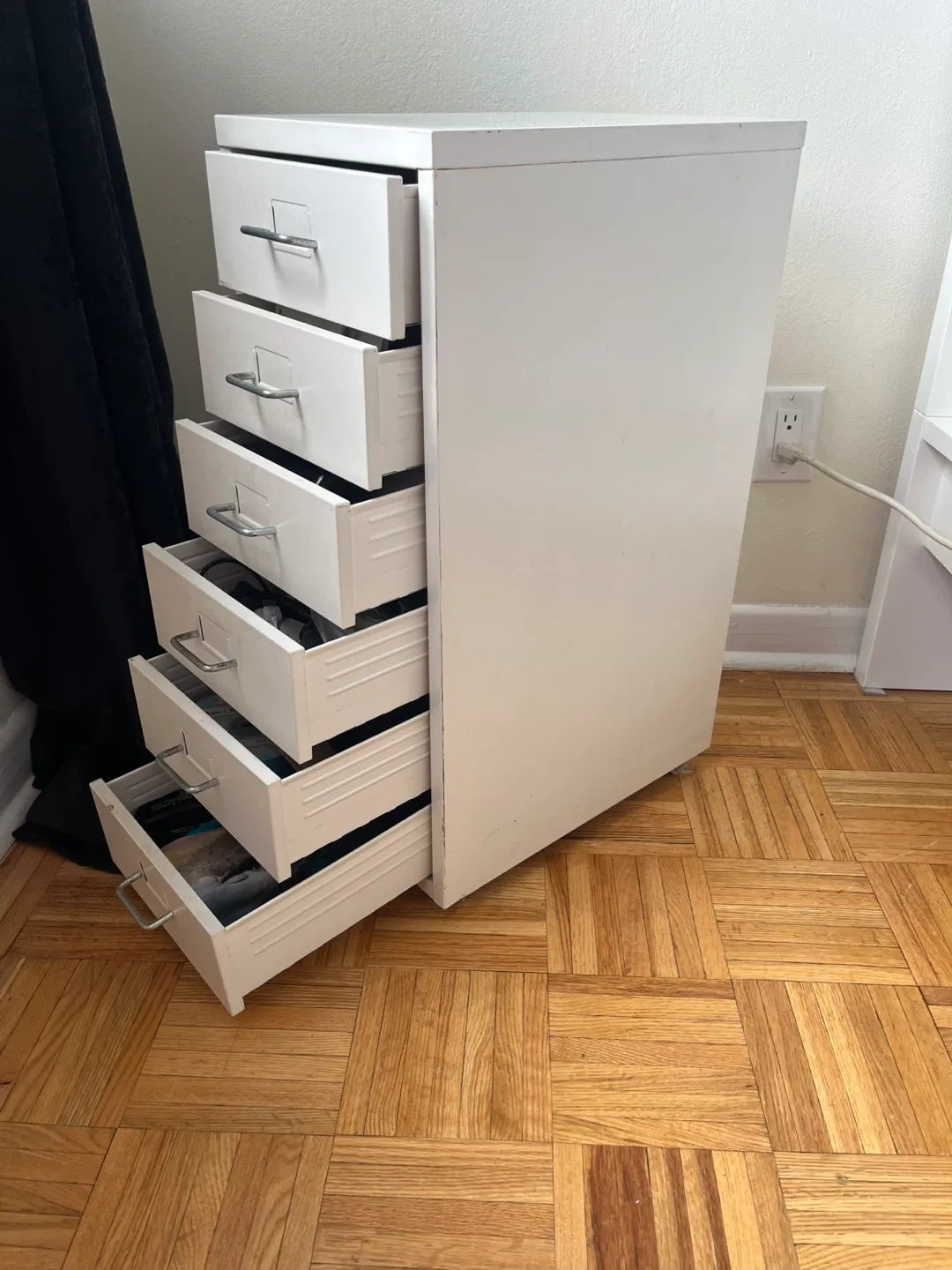 White Metal Filing Cabinet with 6 Drawers image indicator(3)