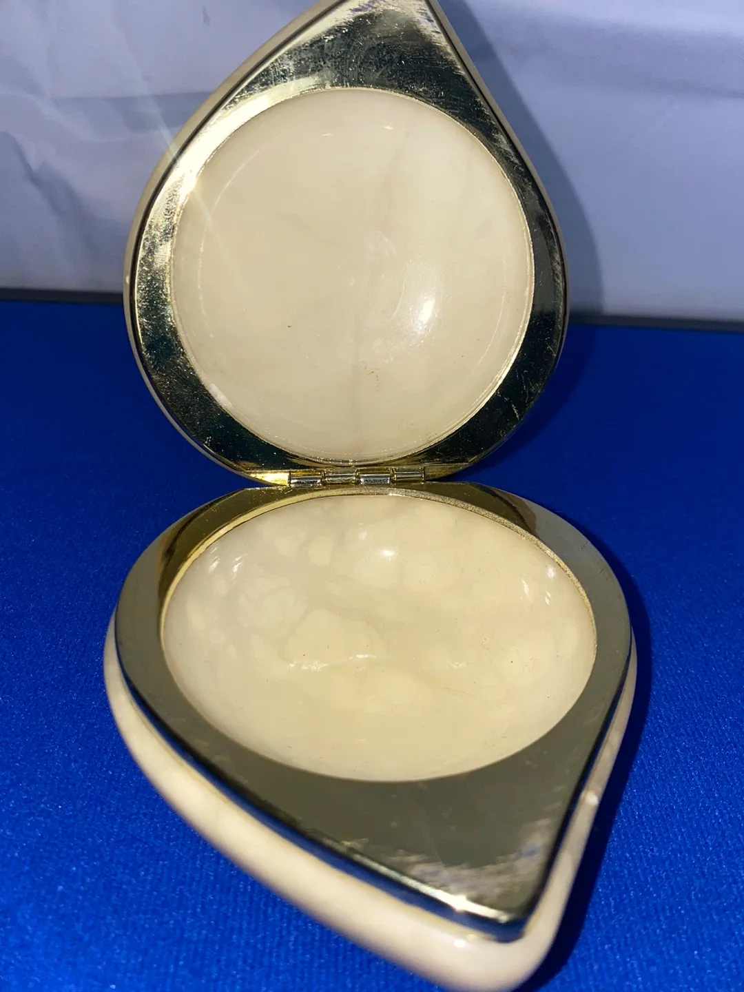 Vintage Alabaster Hand Carved Heart  JewelryBox Made in Italy. image indicator(2)