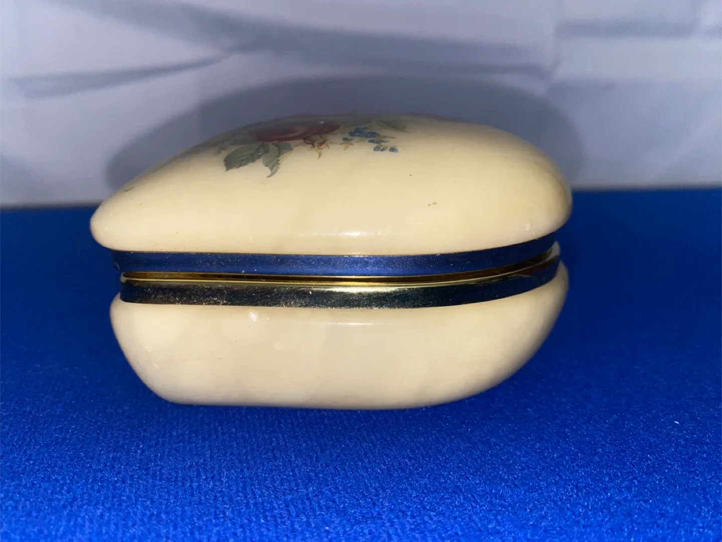 Vintage Alabaster Hand Carved Heart  JewelryBox Made in Italy. image indicator(4)