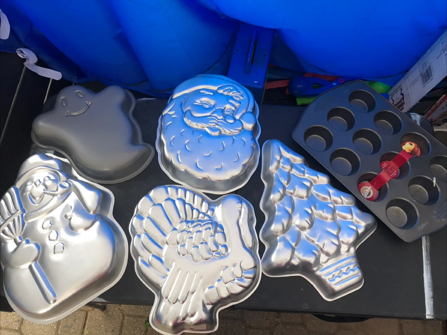 Wilton Holiday Cake Pans & Muffin Pan thumbnail