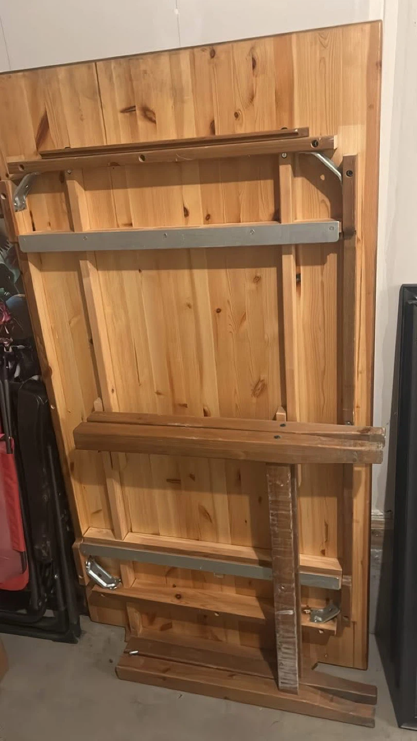 Free kitchen table with 2 leafs