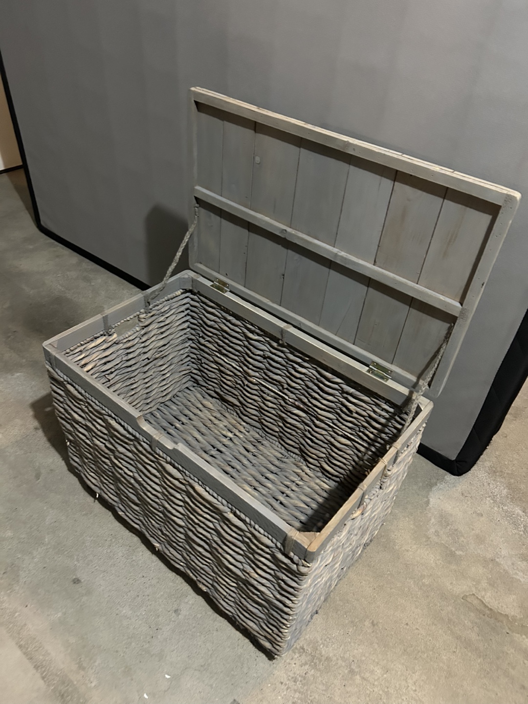 Wicker Storage Trunk with Wooden Lid - photo 3