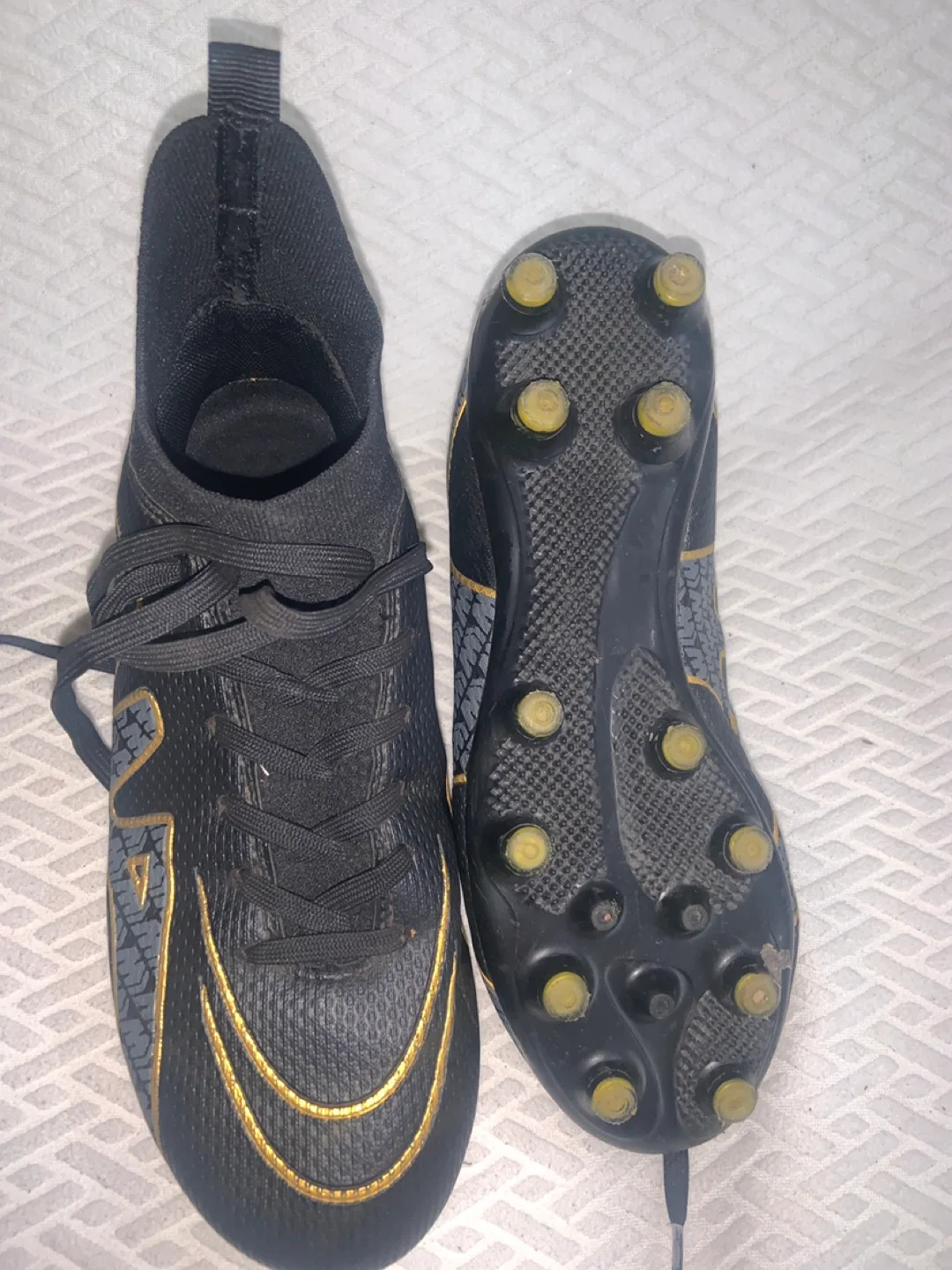 Youth Soccer Cleats - Size 5