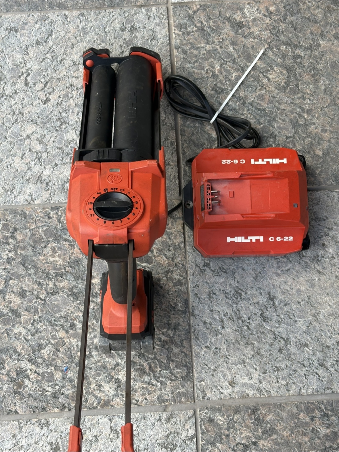 Hilti HDE 500-22 Dispenser with Charger
