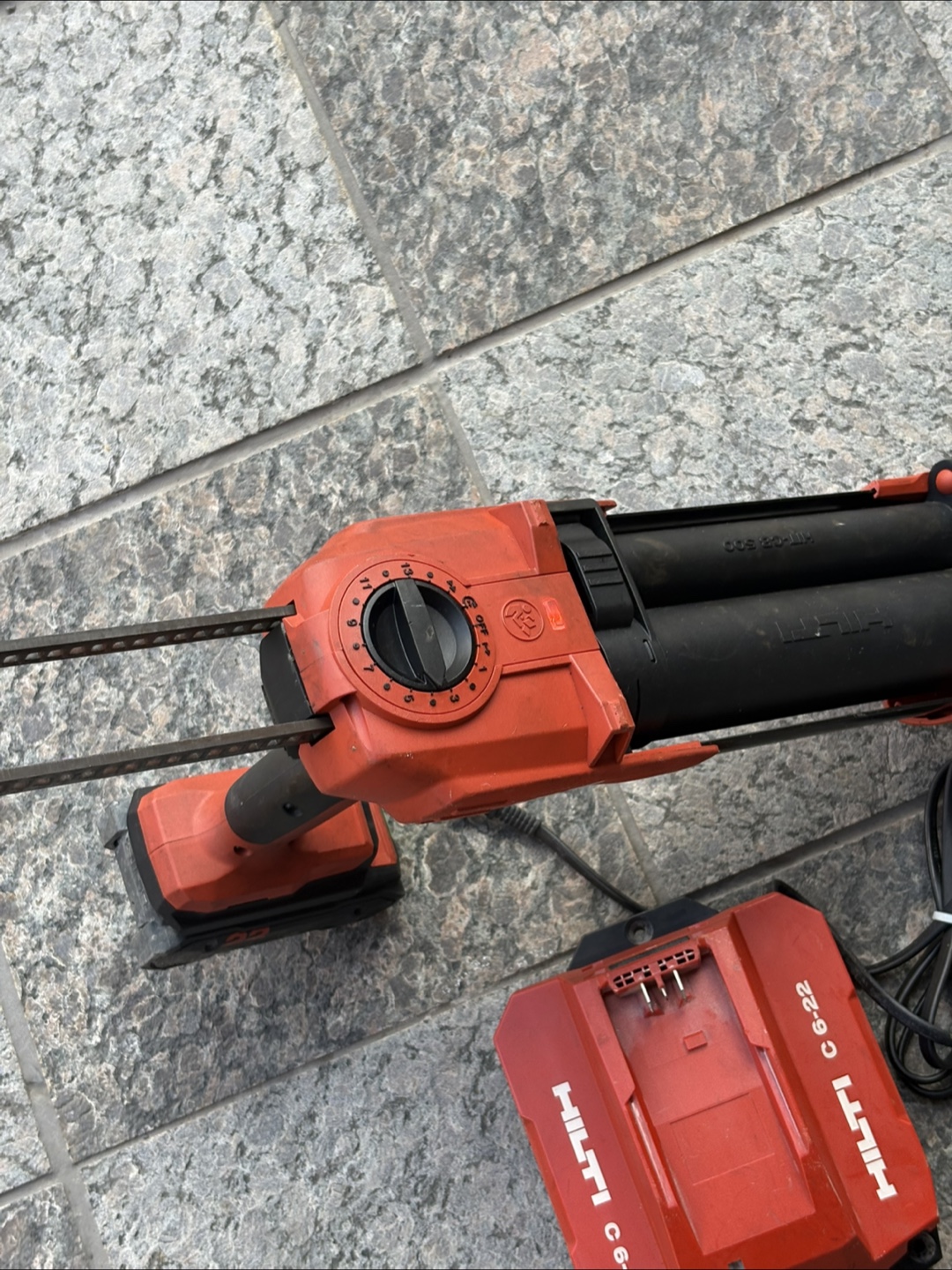 Hilti HDE 500-22 Dispenser with Charger - photo 2