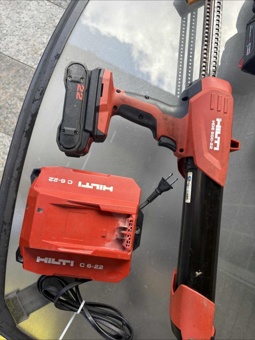 Hilti HDE 500-22 Dispenser with Charger - photo 4