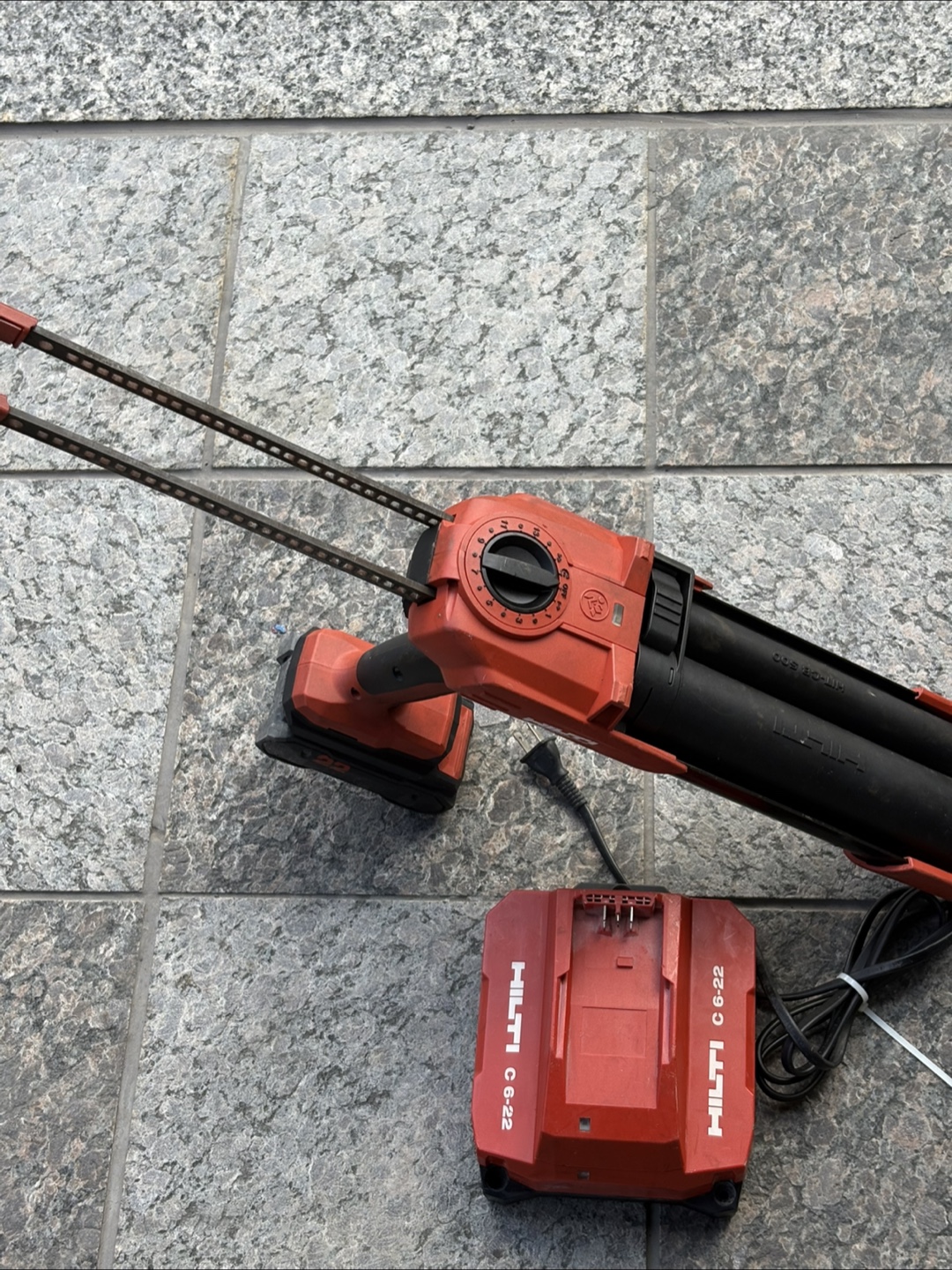 Hilti HDE 500-22 Dispenser with Charger - photo 3