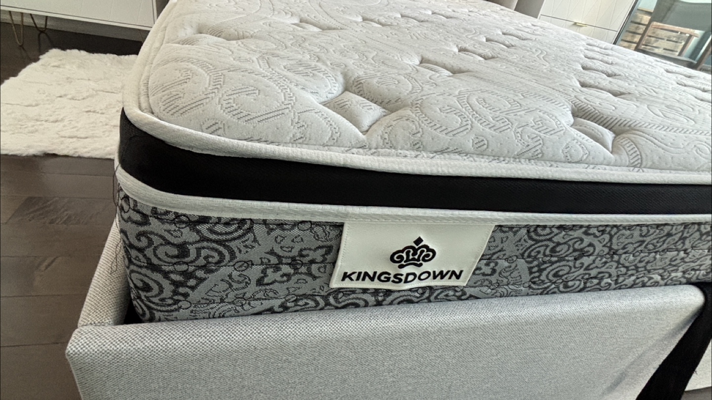 Kingsdown Mattress Queen size like new (Sleep country)