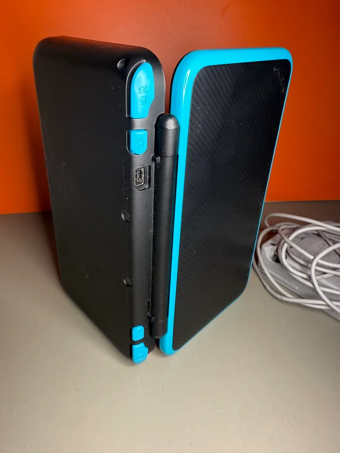 New Nintendo 2DS XL Mint Condition For Sale! image indicator(3)