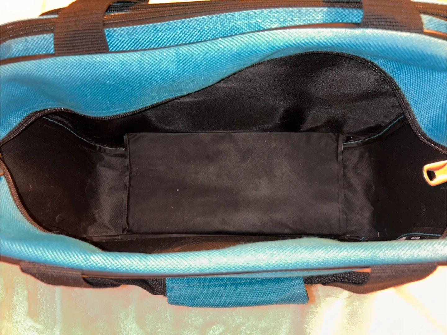 Retro-Style Carry-On Bag image indicator(3)