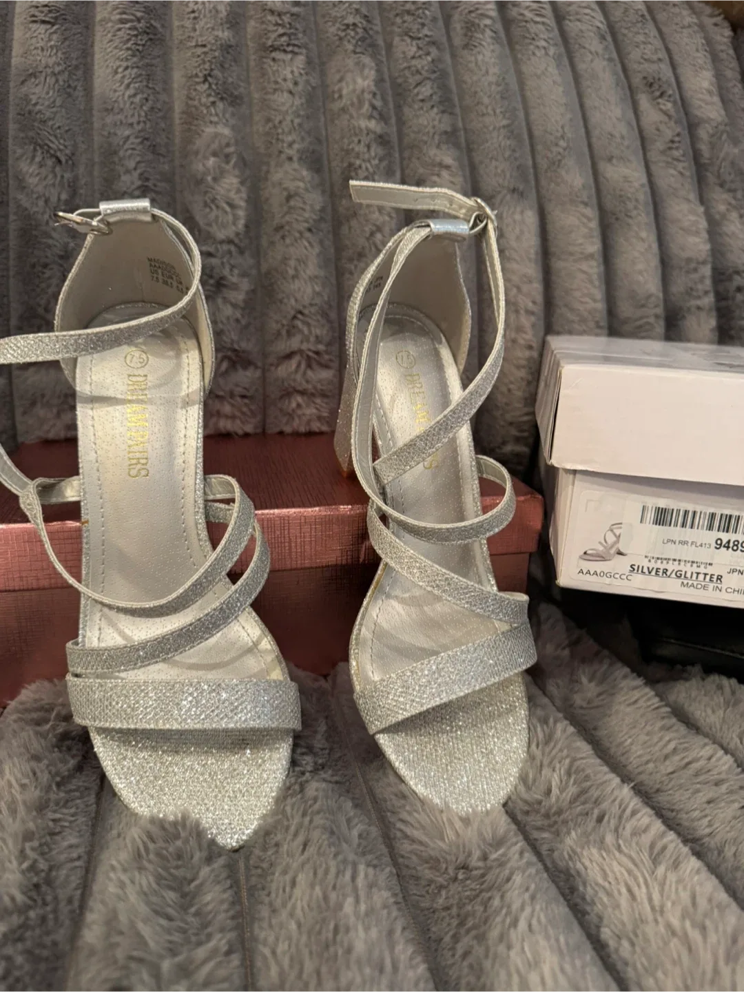 Dream Pairs Glitter Silver Heels Size 7 thumbnail